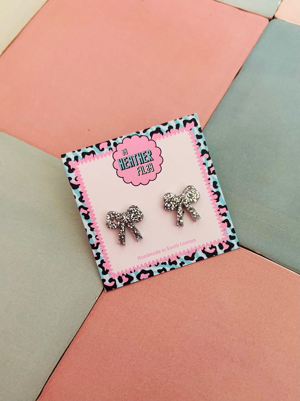 Thumbnail: 🎀 Bow Glitter Resin Studs