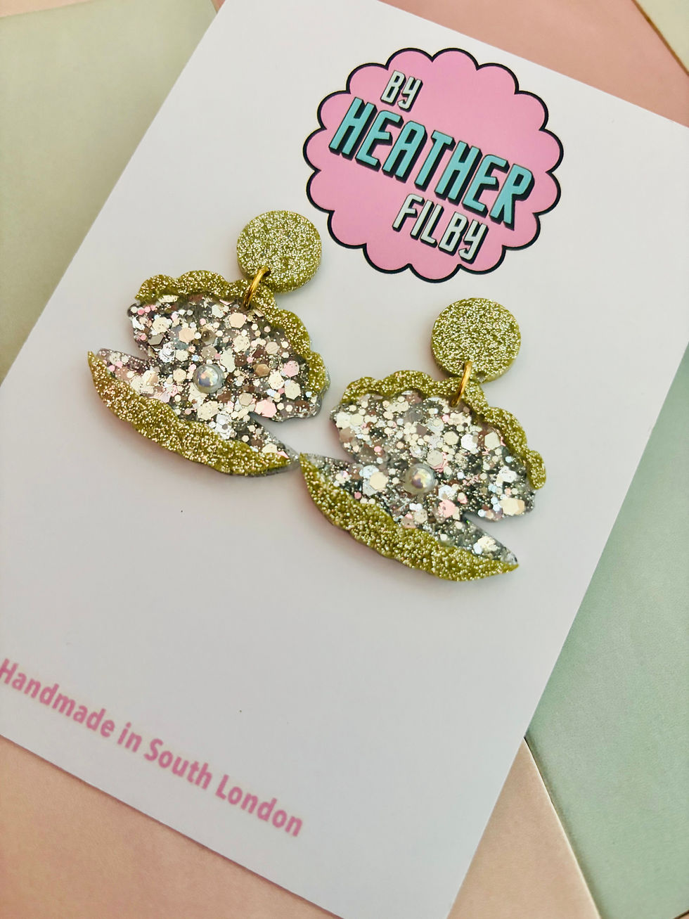 Thumbnail: 🐚 Pearl Clam Glitter Resin Earrings