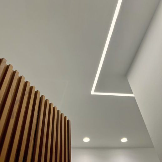 Ristrutturazione totale di un appartamento con rivestimenti cannettati e porte a scomparsa. Bari