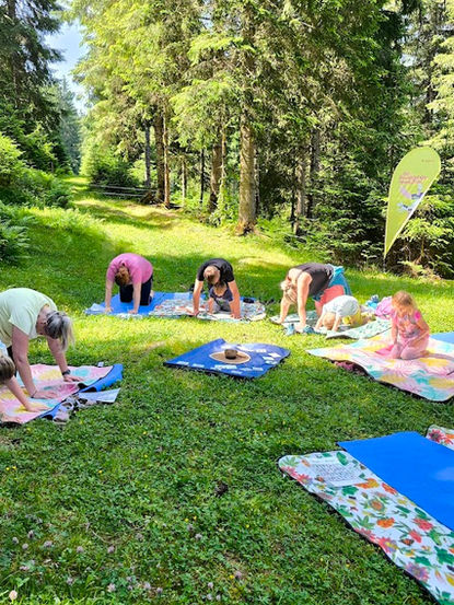 Yoga mit Ziegen, Ziegenyoga, Eltern-Kind-Yoga, Familienzeit, Familienausflug, Kinderabenteuer, Alpakawanderung