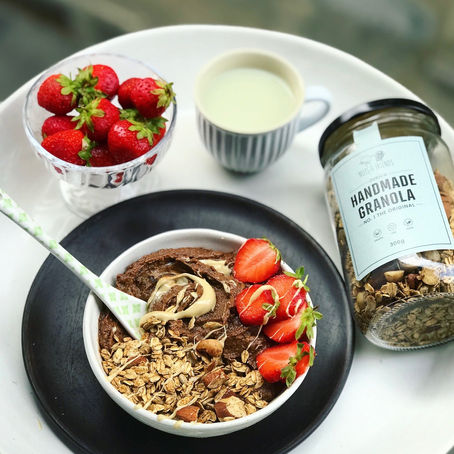 Gesunde Schoko-Mousse Bowl mit Granola Topping by Celine