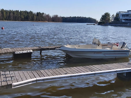 Lyökkiniemessä luvallisesti pienvene 5/2022 - poistunut 16.5.2022