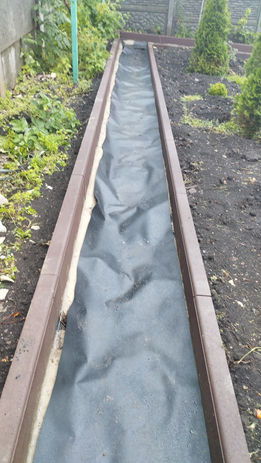 укладка геотекстиля под тротуарную плитку при подготовке основания