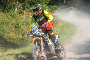 Kelvin on his Kove 450 Rally, around a dusty trail on the Beacons Rally 2026