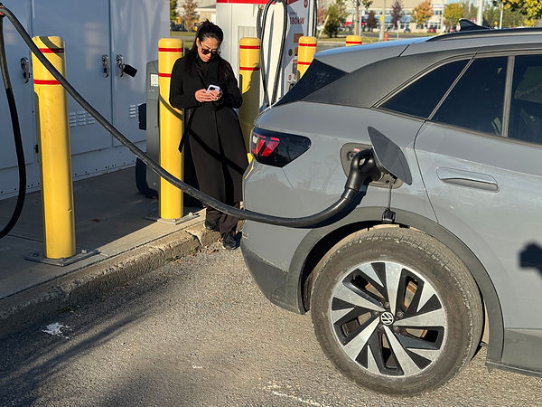 illustration de la nécessité d'attendre dans son véhicule lors de la recharge rapide de transit