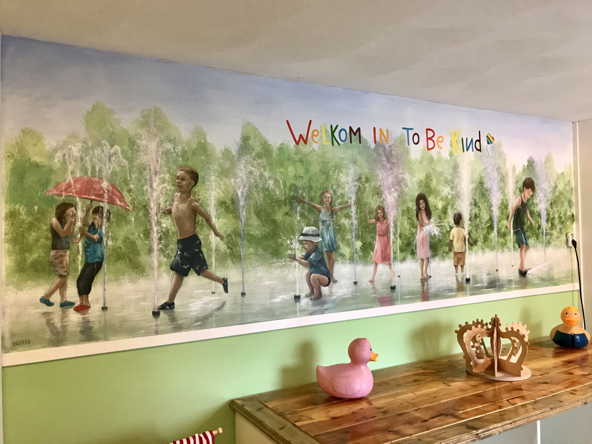 Muurschildering: Spelende kinderen bij de fonteinen