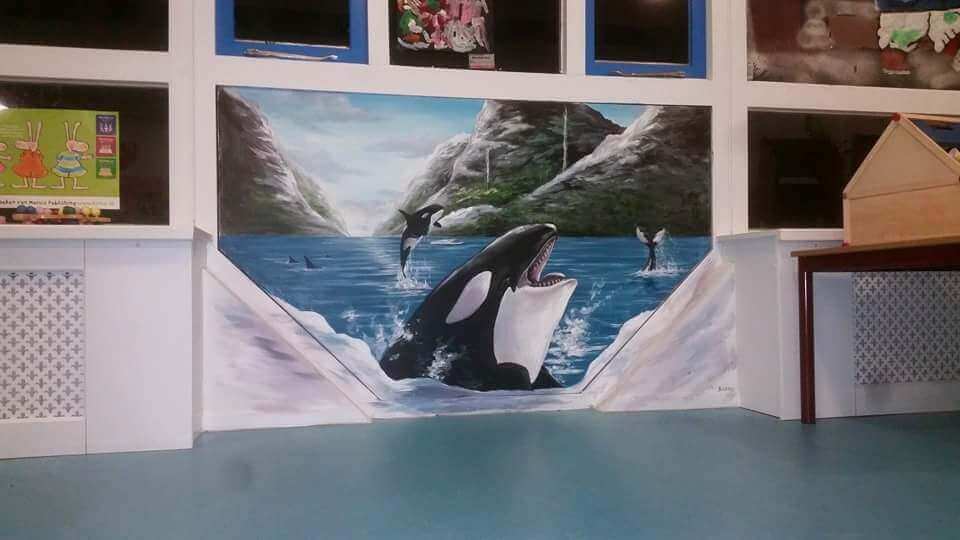 Muurschildering: Orka tussen zee en bergen