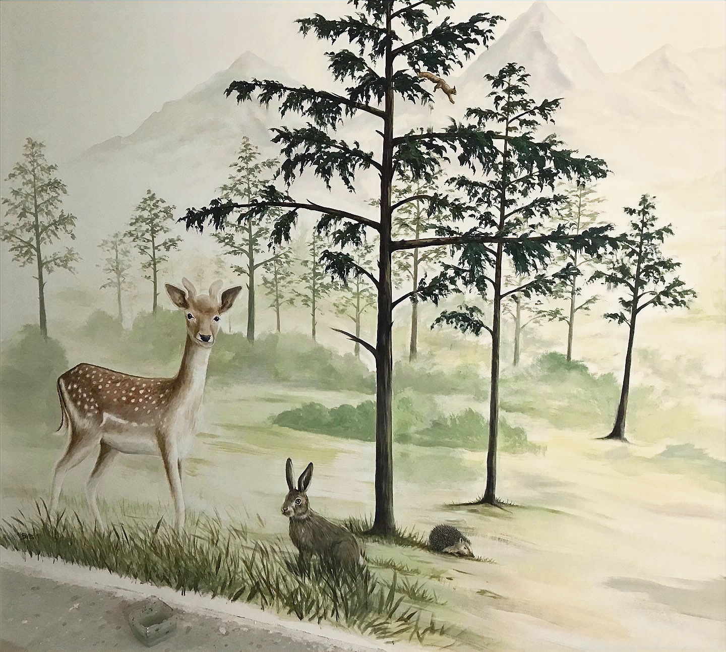 Muurschildering: Hert, haas en egel in de mist