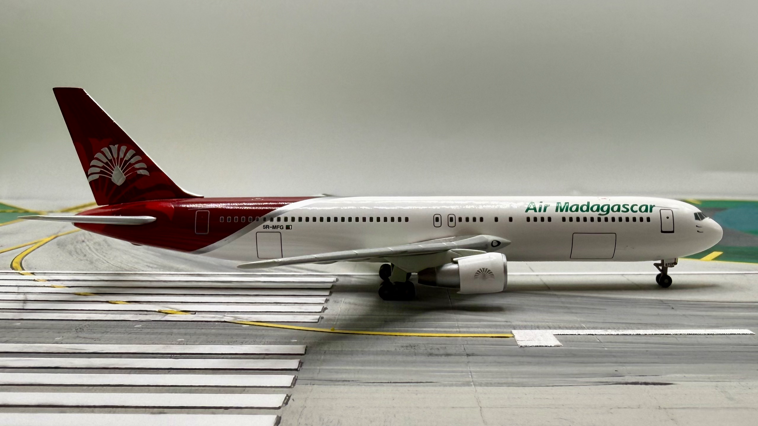 Dragon 1:400 Air Madagascar 767-300 SR-MFG "With taxiway"