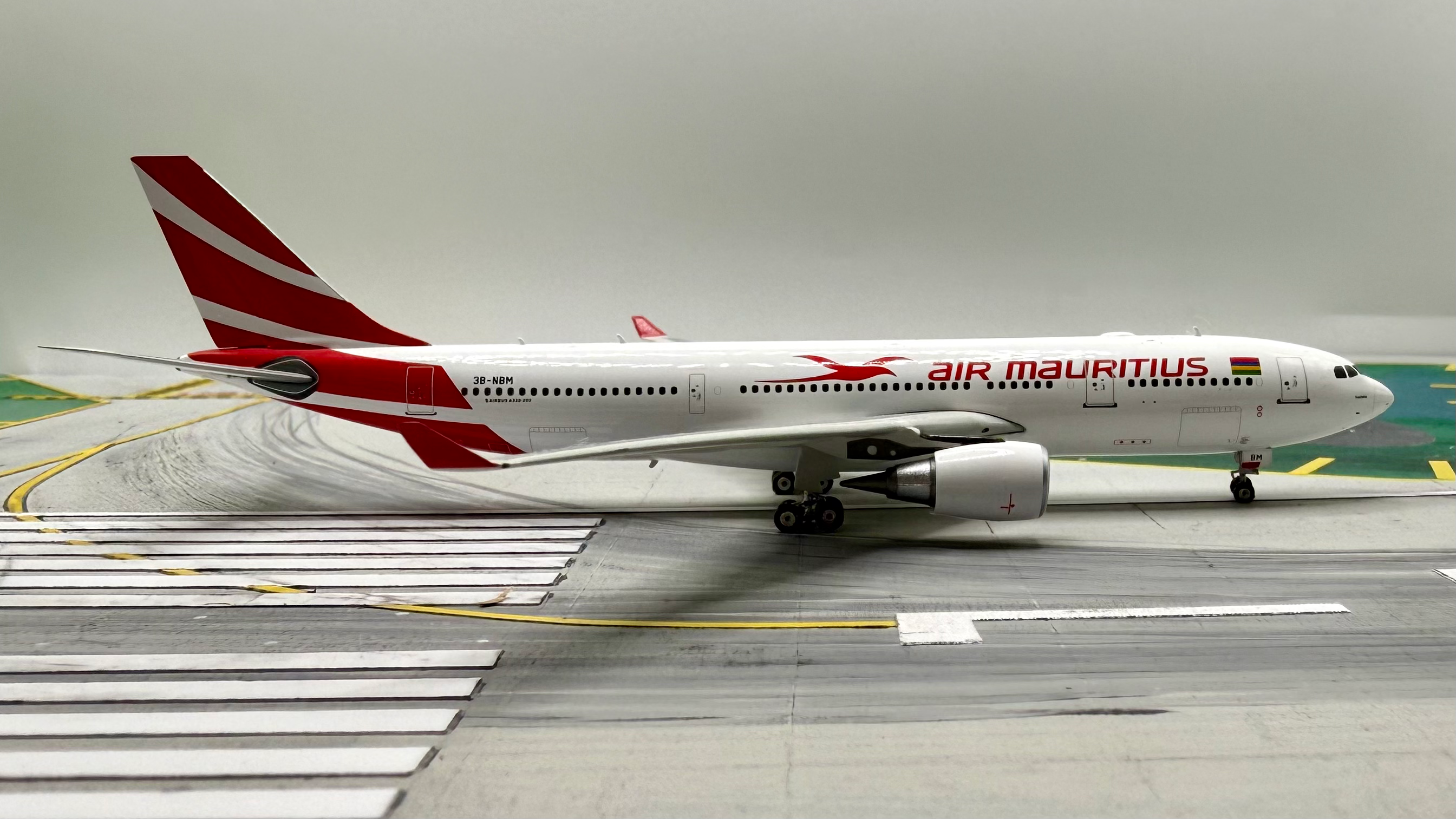 Phoenix 1:400 Air Mauritius A330-200 3B-NBM