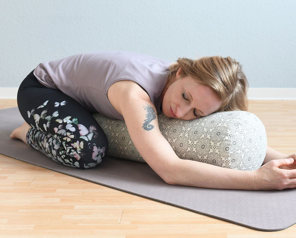 Yin Yoga ist sanft und meditativ. Du entspannst dich und sinkst so in passive Dehnimpulse hinein.