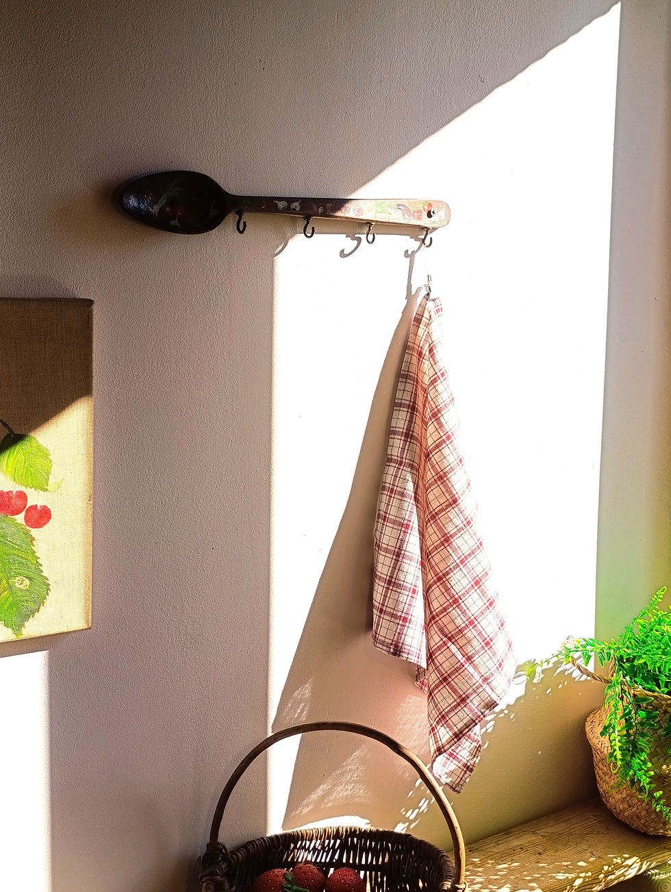 Miniature : Cuillère en bois accroche torchon  peinte à la main