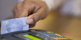 Bajó el costo de tener una tarjeta de crédito