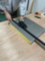 グラスウールをカットする様子
