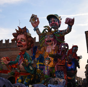Folklore e tradizione : Il carnevale di Cento
