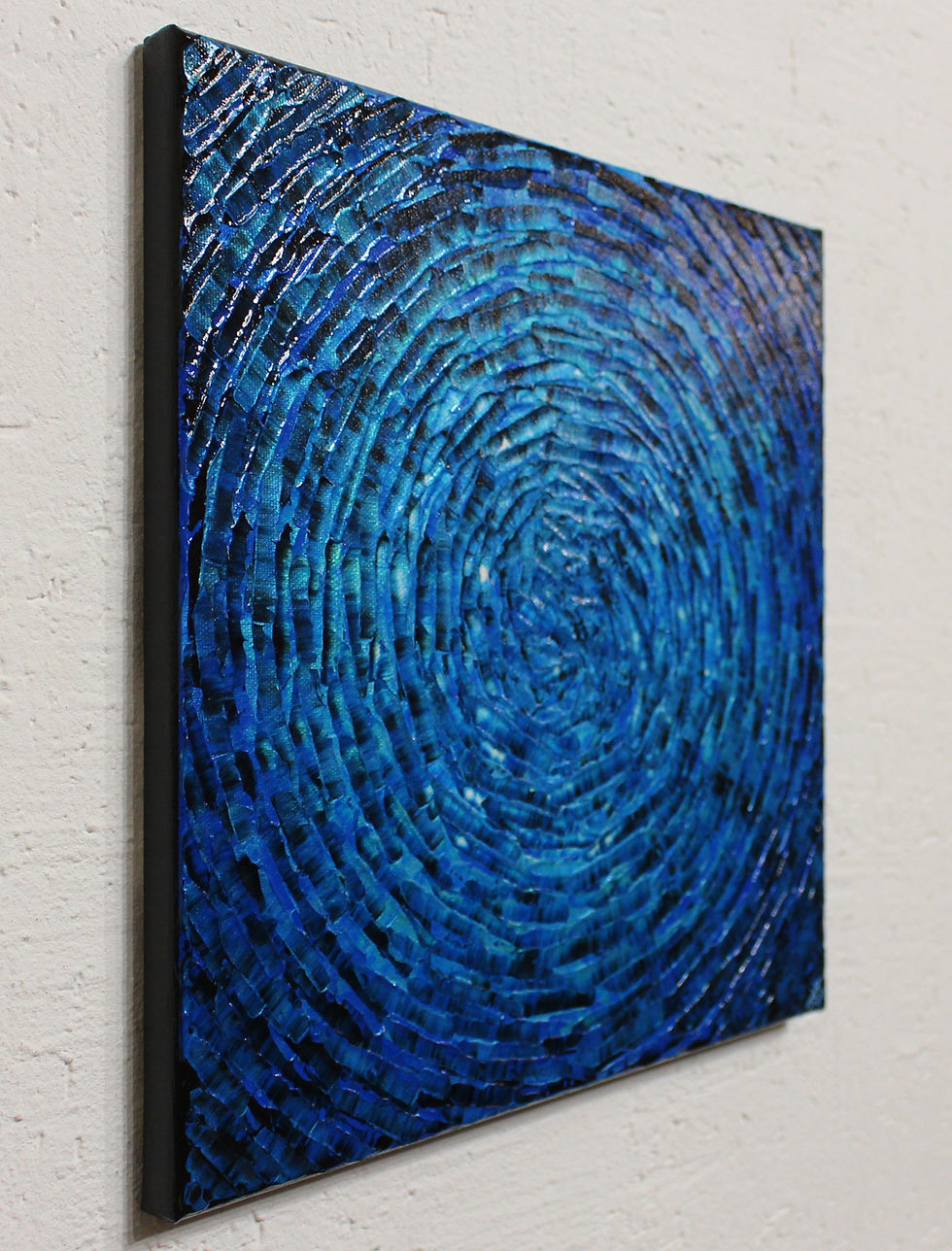 Miniatura: Peinture contemporaine bleue perlé vue de gauche.