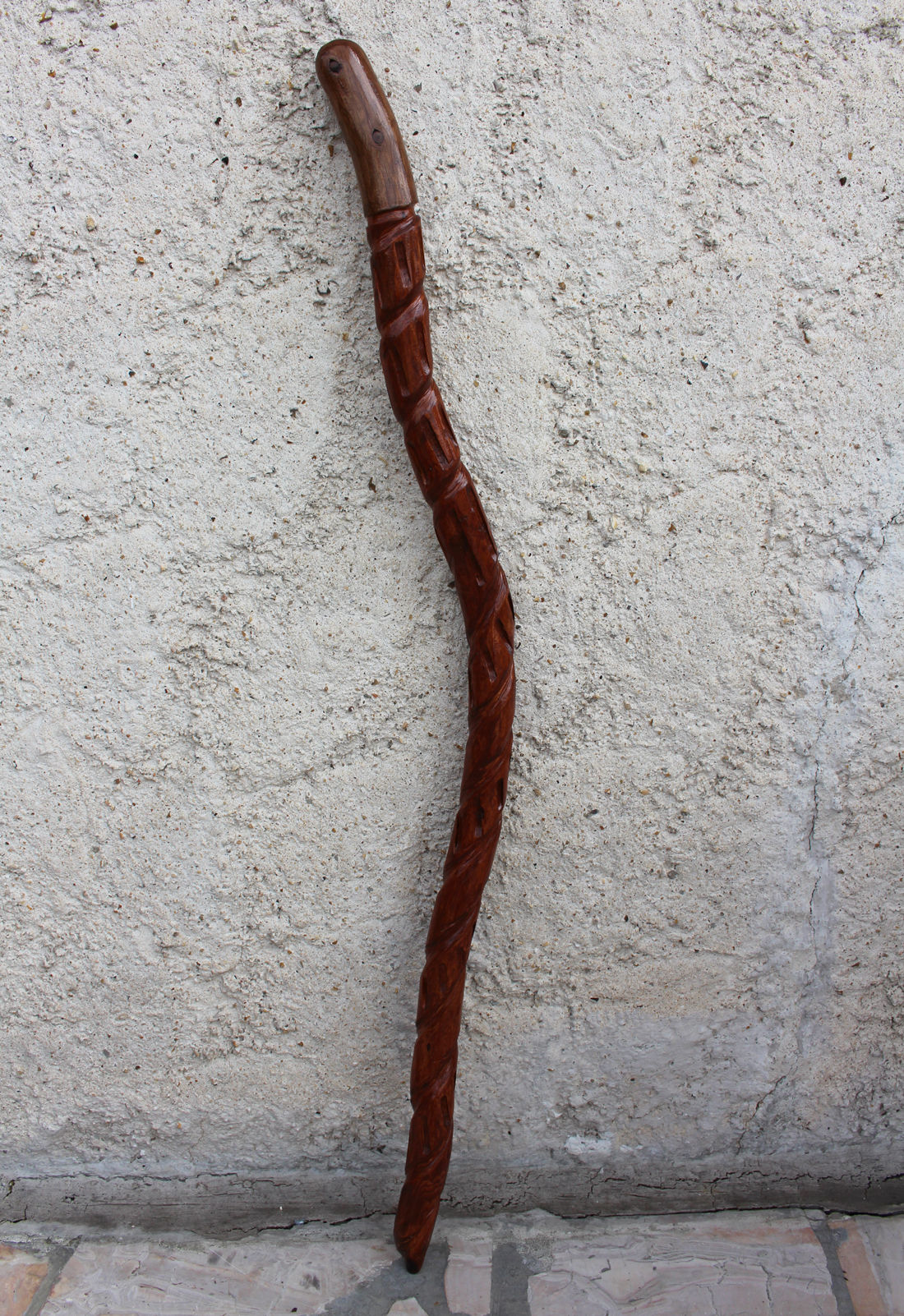 Sculpture design : Bâton de marche tortueux