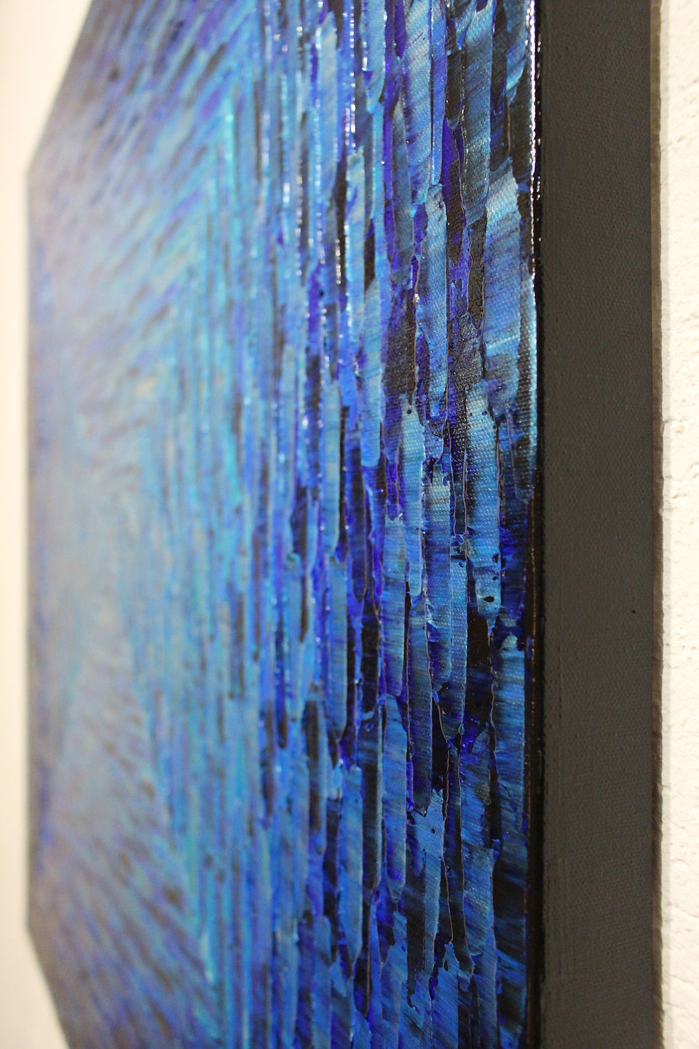 Miniaturbild: Peinture abstraite bleue vue de coté