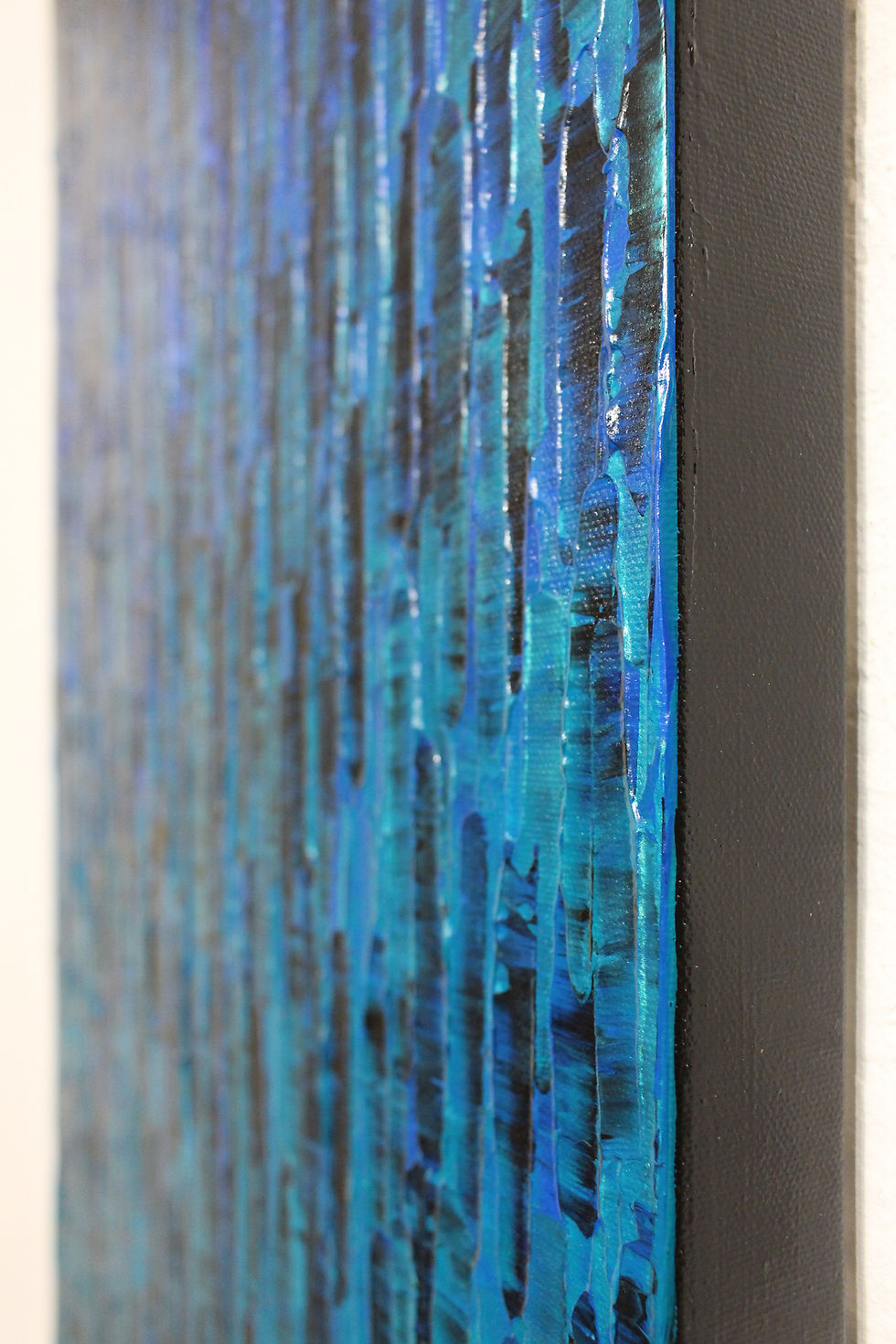 Miniatura: Peinture abstraite bleue sombre vue de coté