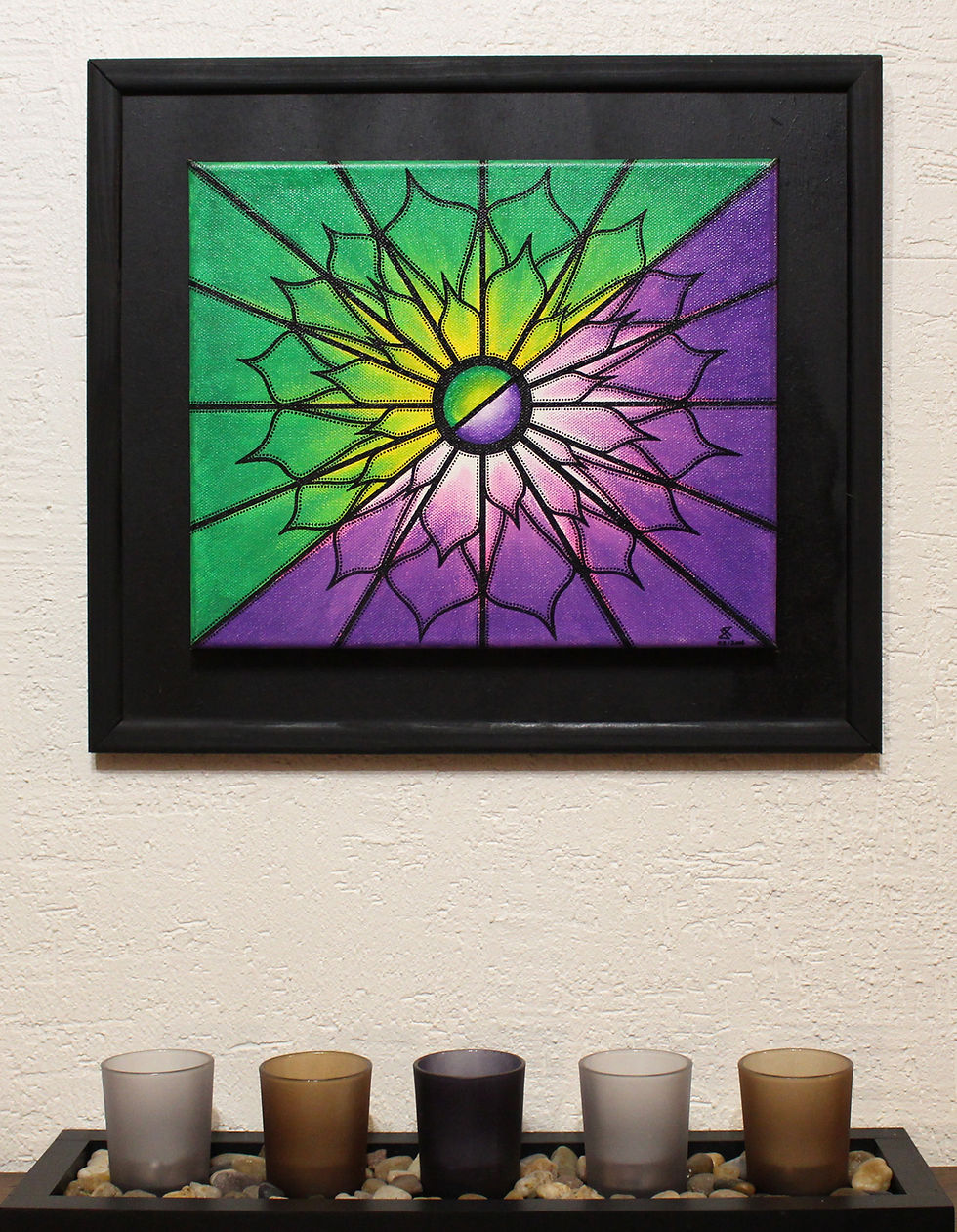 Thumbnail: Peinture fleur abstraite géométrique violette et verte vue accrochée