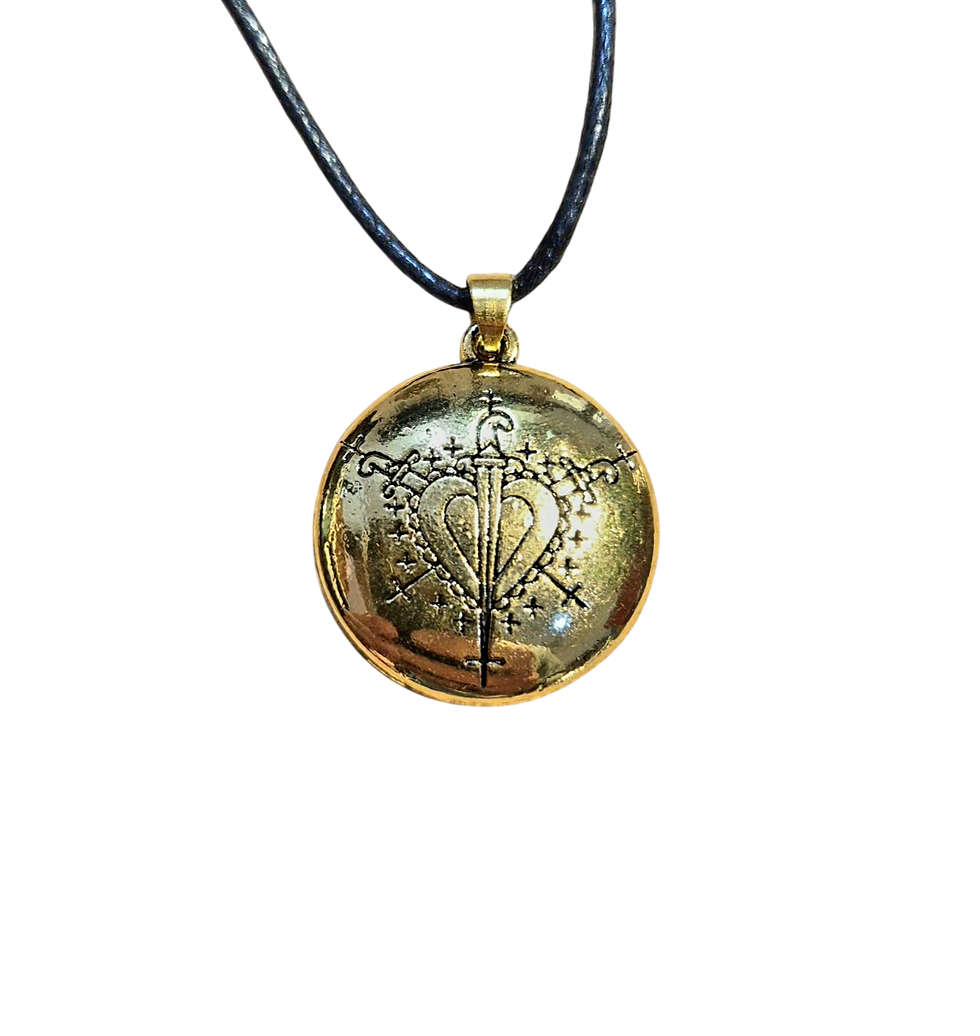 Cette magnifique amulette en bronze, gravée du Vévé sacré d'Erzulie Dantor, incarne la force de la femme guerrière