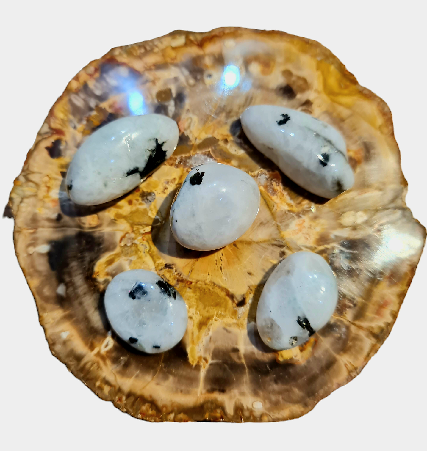 La Pierre de Lune rappelant la clarté lunaire, aidera votre bonheur conjugal ainsi que vos relations intimes