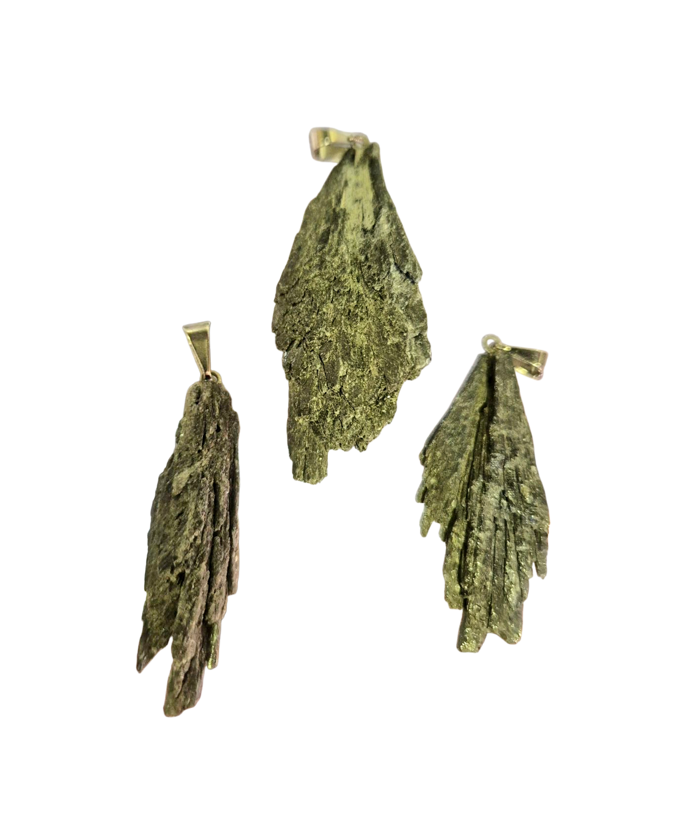 La Pendentif en Cyanite Noire est un véritable gardien énergétique, formant un rempart contre les influences négatives