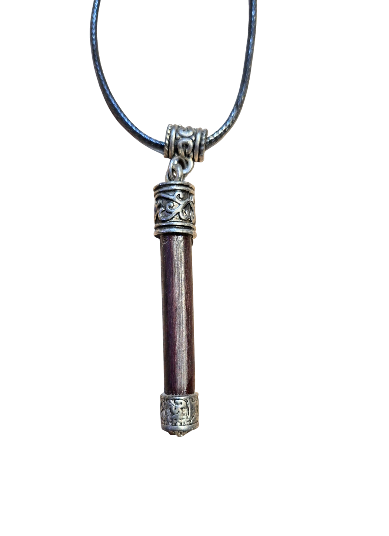 Amulette de Spatolobus en Alliage Tibétain – Protection et Équilibre Spirituel  Plongez dans la sagesse ancestrale