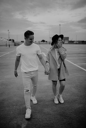Nahaufnahme eines Paares, das sich sanft an den Händen hält – symbolisch für Liebe und Verbundenheit.