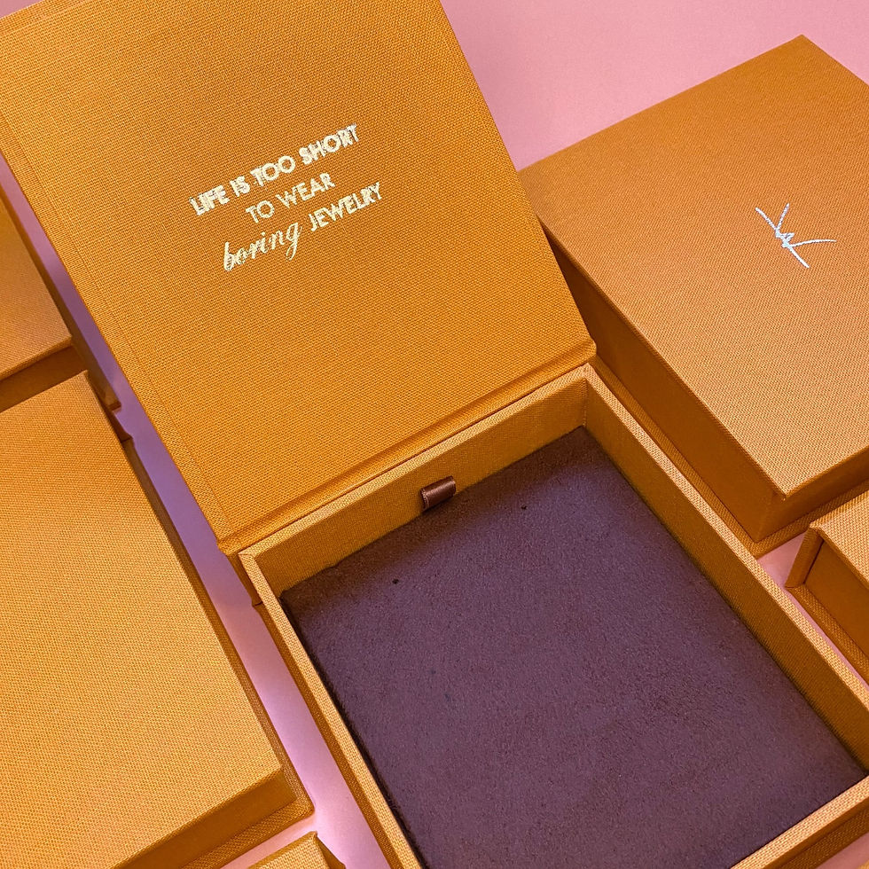 Embalagens de joias para conjunto com cor externa amarelo mostarda e suede no interior marrom. Frase "life is too short to wear boring jewelry"em hot stamping na parte interna da tampa