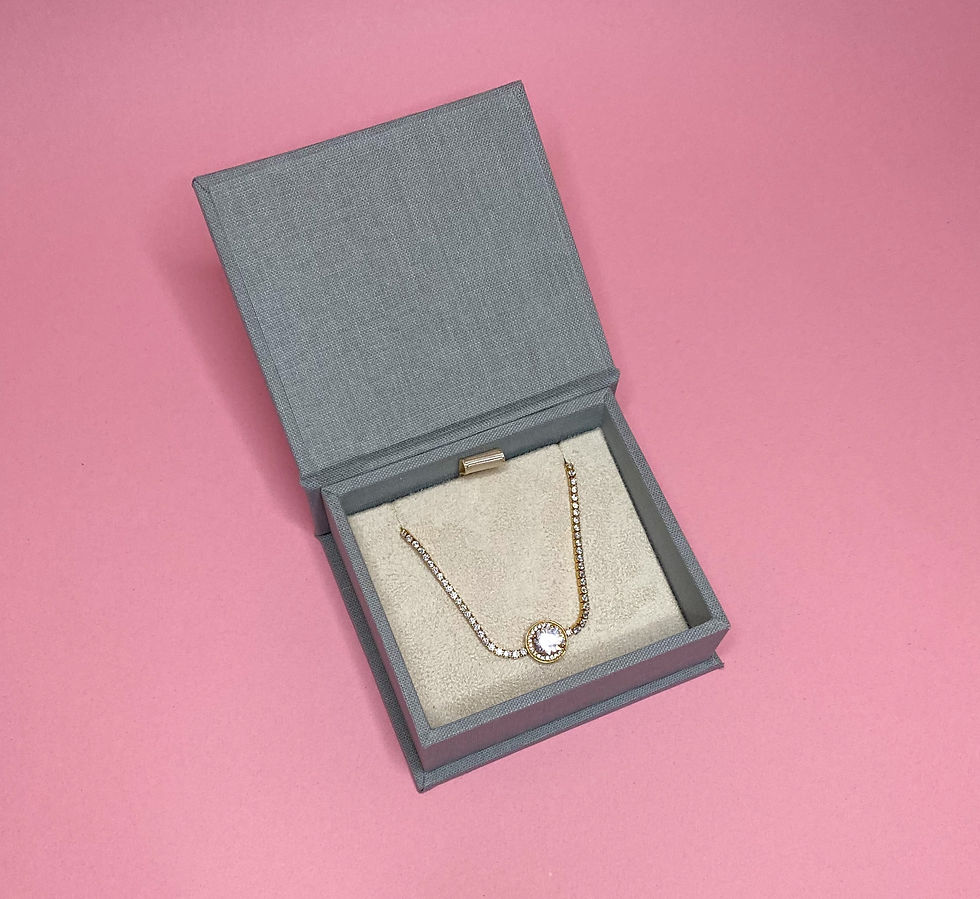 Embalagem de joia cinza com interior para pulseira com suede off white