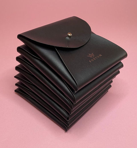 Pilha de envelopes de couro preto usados para embalagem de joias