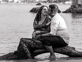 photo de futurs parents au bord de l'eau