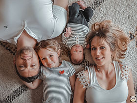 Portrait de famille pour la naissance petit garcon