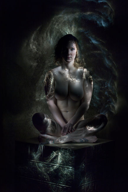 Light painting photography of the female nude, emphasizing curves and silhouette.