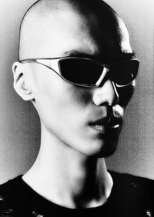 Künstlerisches Close-up Porträt mit Sonnenbrille - kontrastreiche Schwarz-weiß Fotografie mit moderner Ästhetik