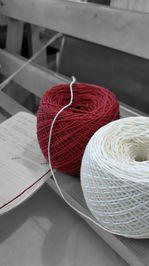 bio-baumwolle-rot-weiß-handgewebter-schal