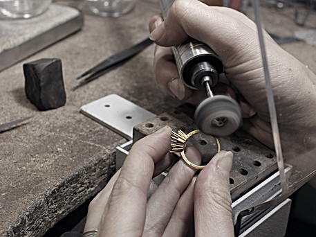schmuck-herstellung-sonderanferigt-verloungsring-fairtrade-gold