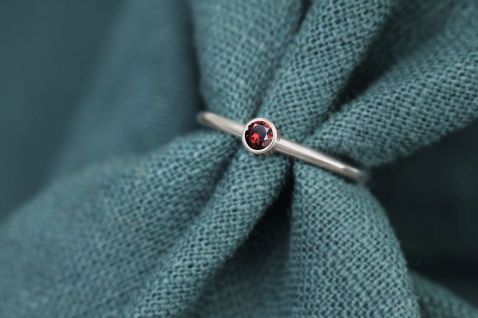 Miniaturbild: FairTrade Gold and Ethically Sourced Garnet Engagement Ring
