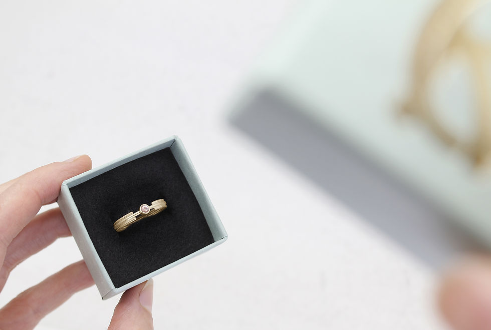 Miniaturbild: Minimalist Art Deco Fairtrade yellow gold engagement ring with a pink sunstone and grooved band.