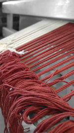 bio-baumwolle-rot-weiß-handgewebter-schal