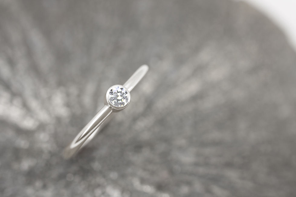 Miniaturbild: FairTrade Gold and Ethically Sourced Diamond Engagement Ring