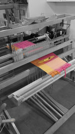 bio-baumwolle-handgewebte-nachhaltiger-pink-und-orange-schal