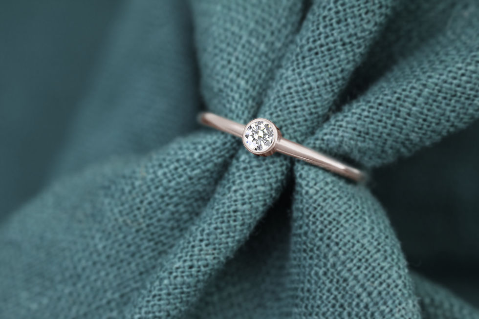 Miniaturbild: FairTrade Gold and Ethically Sourced Diamond Engagement Ring