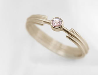 585-fairtrade-gelbgold-sonnenstein-art-deco-minimalistischer-verlobungsring-moderne-rillen