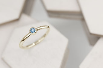 fairtrade-yellow-gold-nachhaltig-blauer-topas-modern-verlobungsring