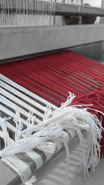 bio-baumwolle-rot-weiß-handgewebter-schal