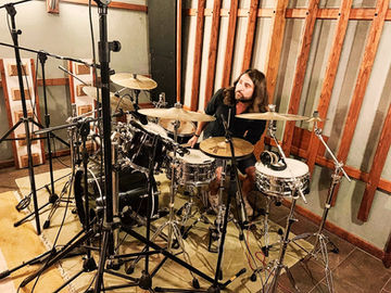 Donato Scotto di Monaco alla batteria durante le registrazioni in studio per il singolo "Star" di Alexia. Session drummer professionista.