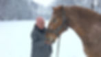 Eine Bewohnerin mit ihrem Begleiter während der Reittherapie in der Holzmühle Kämmeritz christliche