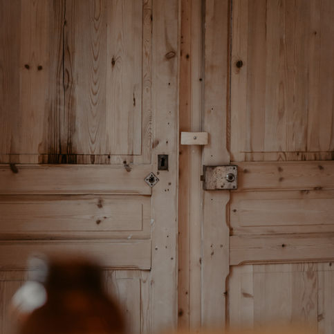 Houten deuren in interieur met zacht licht en natuurlijke materialen